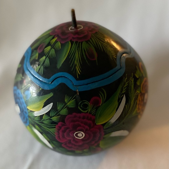 Gorgeous Vintage Folk Art Hand Painted Floral Gourd Trinket Box with Lid - Picture 3 of 16